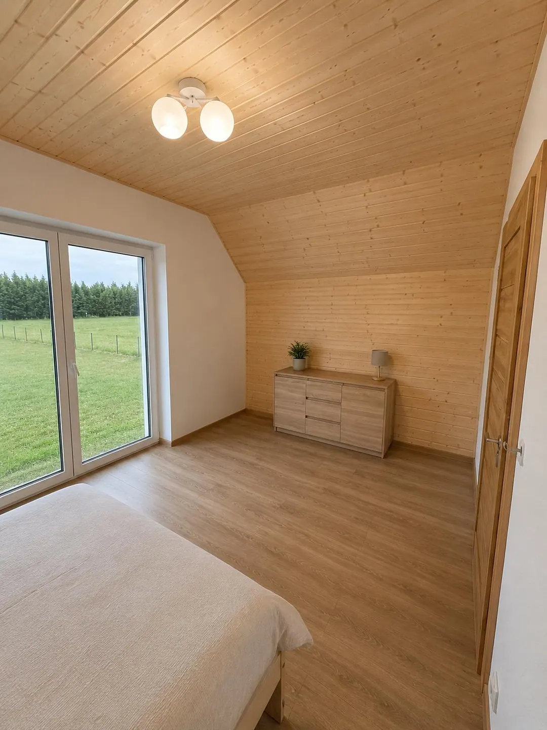 Fragment sypialni z drewnianą zabudową w Sun Relax
